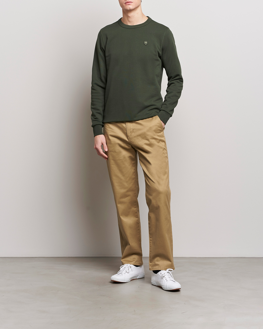 Heren | Truien | KnowledgeCotton Apparel | Erik Badge Sweatshirt Forest Night