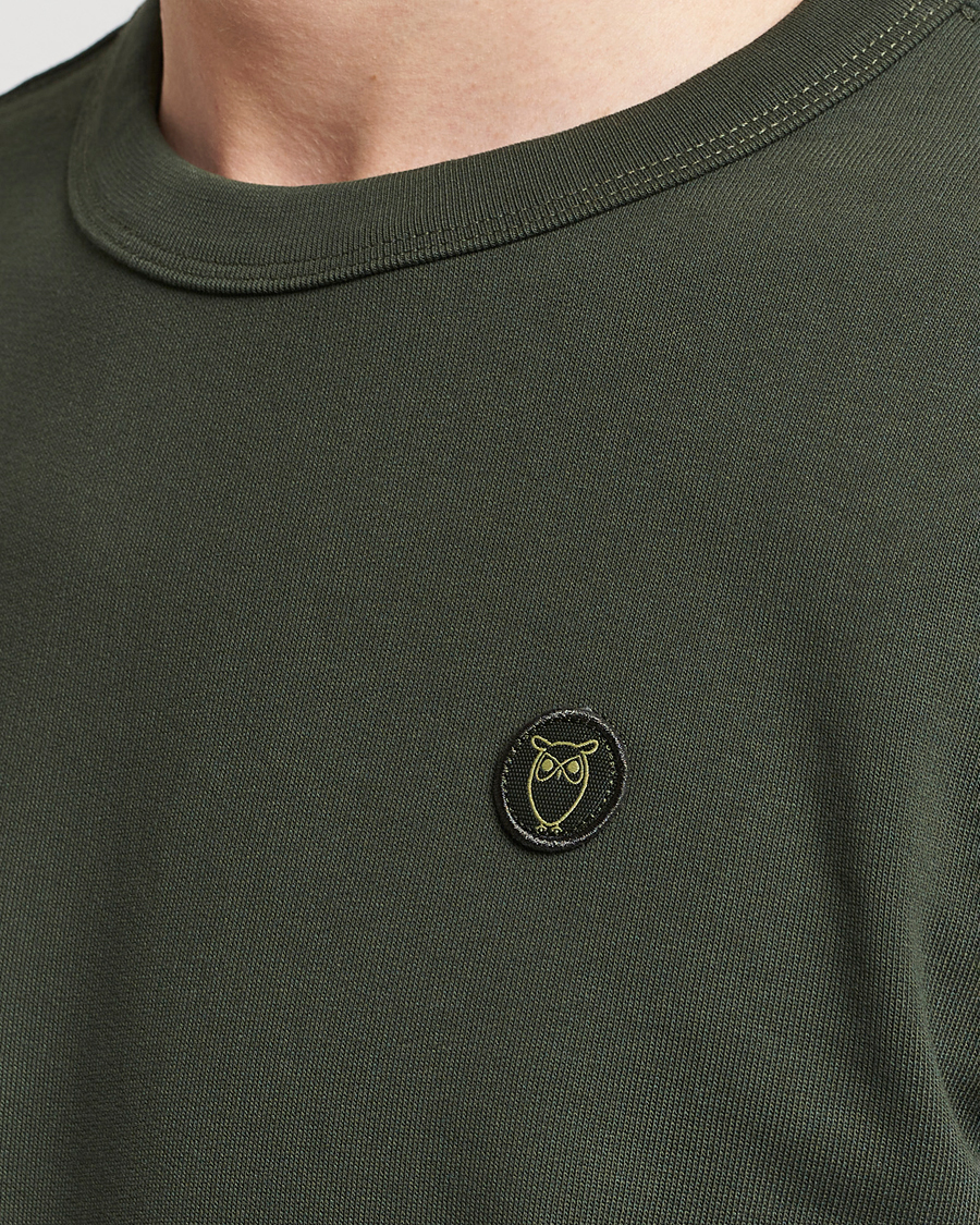 Heren | Truien | KnowledgeCotton Apparel | Erik Badge Sweatshirt Forest Night