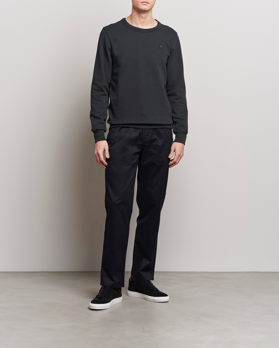 Heren | Truien | KnowledgeCotton Apparel | Erik Badge Sweatshirt Jet Black