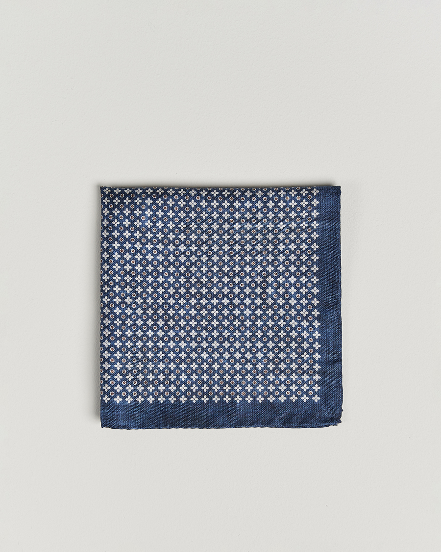 Heren | Amanda Christensen Silk Twill Printed Flower Pocket Square Navy | Amanda Christensen | Silk Twill Printed Flower Pocket Square Navy