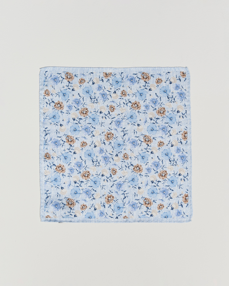 Heren | Amanda Christensen Silk Oxford Printed Flower Pocket Square Sky Blue | Amanda Christensen | Silk Oxford Printed Flower Pocket Square Sky Blue
