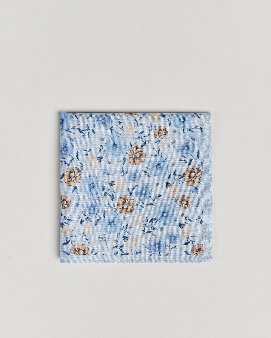 Heren | Amanda Christensen Silk Oxford Printed Flower Pocket Square Sky Blue | Amanda Christensen | Silk Oxford Printed Flower Pocket Square Sky Blue