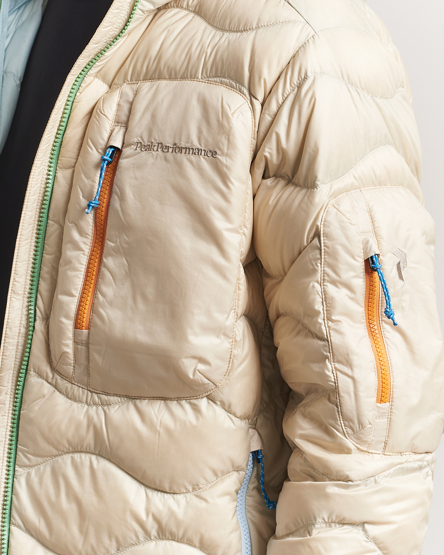 Heren | Jassen | Peak Performance | Helium Utility Down Hooded Jacket Sand Fog