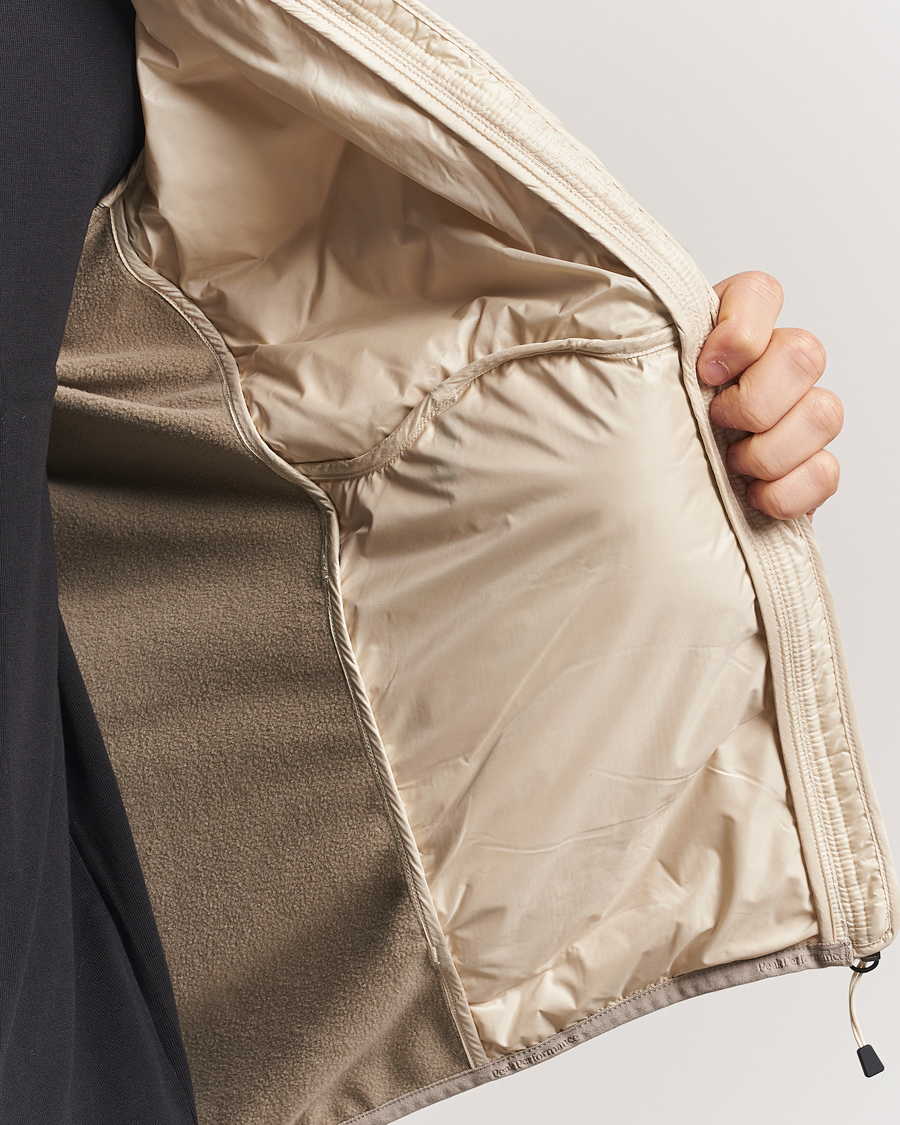 Heren | Jassen | Peak Performance | Helium Down Hooded Hybrid Jacket Sand Fog