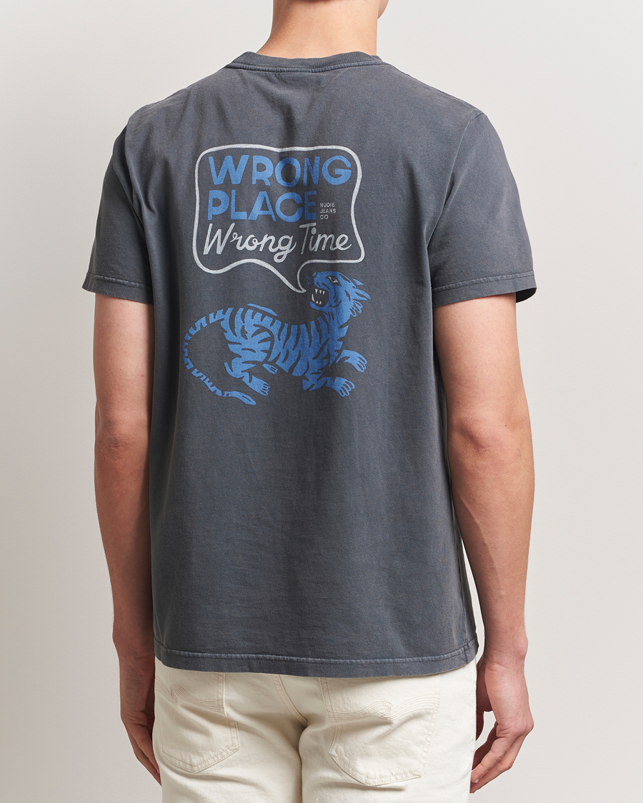 Heren | T-shirts | Nudie Jeans | Roy Wrong Place T-Shirt Antracite