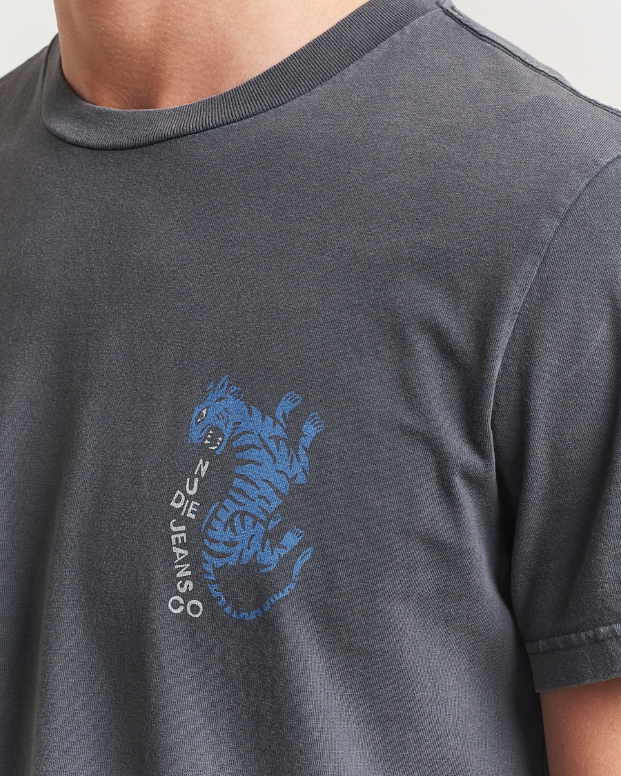 Heren | T-shirts | Nudie Jeans | Roy Wrong Place T-Shirt Antracite